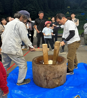 プロによる餅つき、参加者もチャレンジ