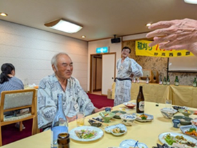 池田さんのお孫さんが稲刈りも交流会3次会までお手伝い