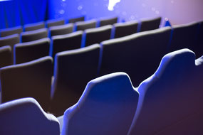 644163_kino_sitzreihen-blau-von-hinten_rainersturm_pixelio