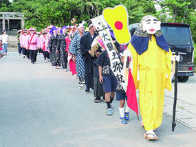大原集落を練り歩くミルク=11日夕