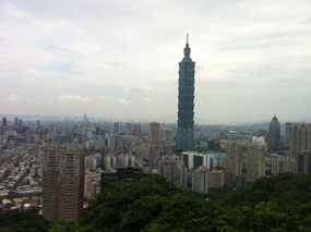 台湾の高層ビル、台北101。地上101階、地下5階