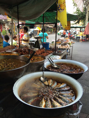 魚の煮物。どんな味かは不明・・・魚は菜食ではないので食べなかったけど。