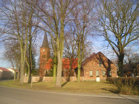 Kirche mit Küsterhaus