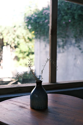 vaso scuro su un tavolo in luce naturale, simbolo di cura e spazio sicuro nella terapia focalizzata sulla compassione 