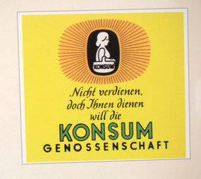 Historische Reklame für die Konsum-Genossenschaft – gesehen im Hamburger Genossenschaftsmuseum. Foto: Christoph Schumann, 2025