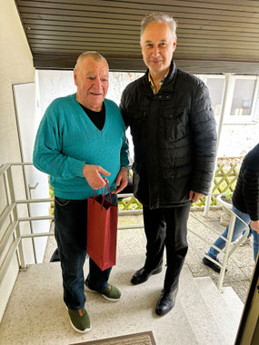 Vorsitzender Klein gratulierte im Namen des Musikvereins, überreichte ein Präsent und der Osterhase ließ auch schön grüßen.