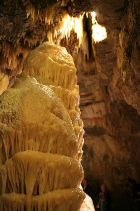 Foto: Stalagmit “Die Hochzeitstorte” in der Eberstadter Tropfsteinhöhle (Quelle: wikipedia.org)
