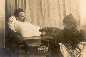 Nietzsche im Krankenbett und seine ihn pflegende Schwester Elisaeth
