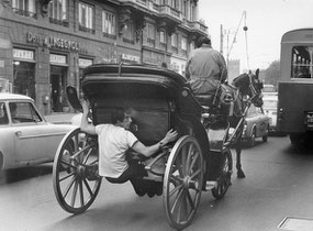  Roma , maggio 1971  Trasporto,uomo attaccato alla carrozza nel  traffico 