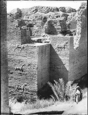 Überreste des Ischtar-Tors in Babylon nach seiner Ausgrabung 1932. 