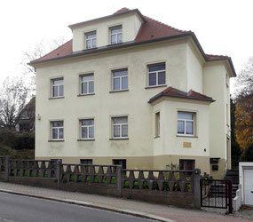 Dietzes Wohnhaus mit seiner Arztpraxis in Radeberg,  Pirnaer Straße 34, heute Dr.-Albert-Dietze-Straße 4 