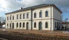 Die Wirklichkeit 2020: Bahnhof Bischofswerda (Gleisseite) - Duplikat des Radeberger Bahnhofes von 1845. Der Scheingiebel auf der Gleisseite ist abgetragen worden.  