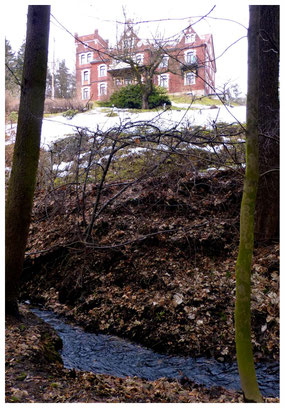 Die "Rote Burg", das Geburtshaus von Anne Dorn, an der Kurhausstraße in Liegau-Augustusbad (früher zu Klein-Wachau gehörig) 