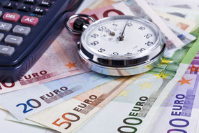 Die Zeit läuft: Für die Best Ager geht es darum, bis zum Rentenbeginn das Geld sinnvoll und rentabel arbeiten zu lassen. Foto: djd/UDI/ACN