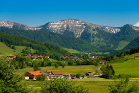 Grüne Almwiesen, majestätische Alpengipfel und kühle Bergseen machen die Gegend zu einem wahren Naturparadies. Foto: djd/Dr. Reisach Kliniken