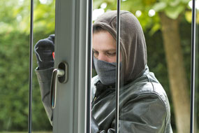 Immer mehr Bundesbürger werden Opfer eines Wohnungseinbruchs. Dennoch verfügen nur zwei von drei Haushalten über einen entsprechenden Versicherungsschutz. Foto: djd/Concordia/sdecoret - Fotolia