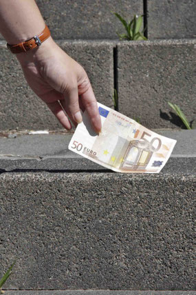 Da kann man das Geld gleich auf dem Pflaster ablegen: Dass bei der achtlosen "Müllentsorgung" im öffentlichen Raum üppige Strafen drohen, dürfte vielen Bundesbürgern nicht bekannt sein. Foto: djd/Roland Rechtsschutz-Versicherungs-AG
