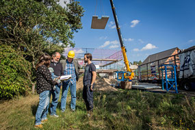 Eine genaue Prüfung des Bauvertrags kann späteren Ärger auf der Baustelle ersparen. Foto: djd/Bauherren-Schutzbund