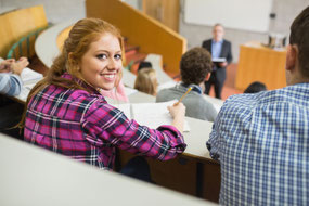 Dass ihr Nachwuchs die besten Chancen auf eine erstklassige Ausbildung bekommt, liegt den Eltern am Herzen. Foto: djd/Nürnberger Versicherungsgruppe/thx