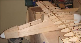 Avioncito de madera balsa en construcción.