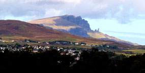 Blick auf Portree und 'An Stor' im Hintergrund
