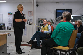 Gisela Oechelhaeuser im Autohaus Lessing, © Monika Münch