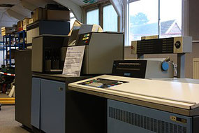 　IBM 1130システムの操作卓と後ろIBM 1442カード読取り・穿孔装置