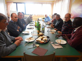 14/11/2015- L'évêque et les membres de l'EAP ont partagé samedi midi un repas simple et convivial au centre Jean-Paul 2 (Morlaix)