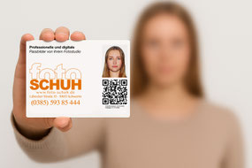 Biometrisches Passbild von Foto Schuh, frontale Nahaufnahme mit neutralem Gesichtsausdruck auf hellem, einfarbigem Hintergrund.