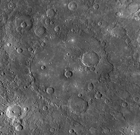 Der Krater Beethoven beinhaltet mehrere kleinere Krater.