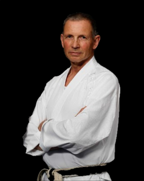 Das Bild zeigt Roland Schellhammer im Karate Anzug. Selbstbewussst, Stark, Konzentriert, Fokusiert, Zielorientiert. 