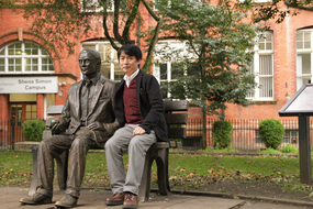 濱上知樹先生。出張先の Manchesterにて。脇の銅像は計算機科学および人工知能の父であるアラン・チューリング(イギリスの数学、計算機学者)