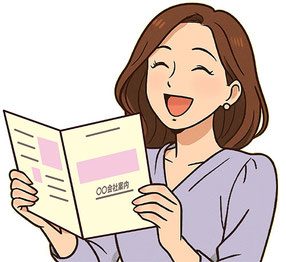 二つ折りパンフレット 二つ折りリーフレットをデザインして開いて持っている 笑顔の女性