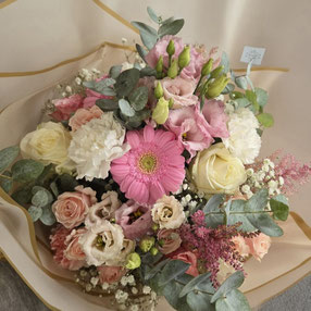 Zarter Blumenstrauß mit Rosa weißen Rosen und Eukalyptus Inspiration Blumenhuette Muenchen