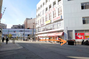 三国ビル下のお店の並び