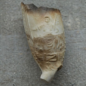 Maagd in Hollandse Tuin / Dordse Maagd, met daaronder initialen MK, or MR (monogram)