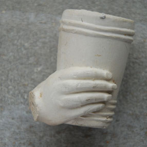 Hand met beker, ca 1890-1910