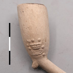 Gekroond Spinnewiel met diverse stippen rondom. Ca 1720-1740