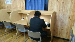 高校生も朝塾に参加。高校生専用ルームでひと勉強してから電車で学校に向かう。