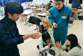 休み時間は、みんなで焼き芋!お菓子よりも断然体には良い。