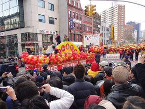 　　　　　マンハッタンの中華街の旧正月はものすごい人出