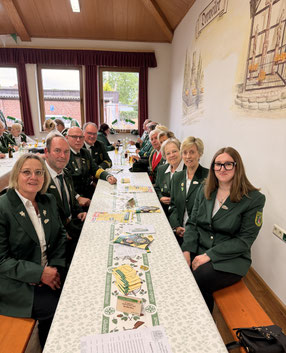 Linke Seite von vorn: Verena und Roland Kranz, Andreas Liesenfeld, Günter Jäger rechte Seite: Tanina La Greca, Klara Lensing, Johanna Pol, Claudia Jäger, Arnold Vlatten