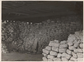 Kleiloods van de N.V. Goedewaagen voor het opslaan van baaltjes klei (c 1930-1940). SAMH inv nr 0440. 72401
