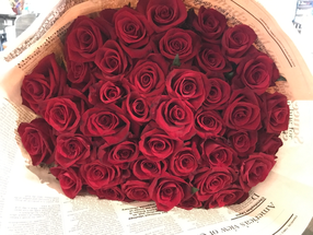 母の日のプレゼントは真っ赤なバラ