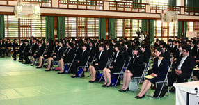 新たな門出に期待を胸に膨らませる入学生一同=4日午前、県立看護大学