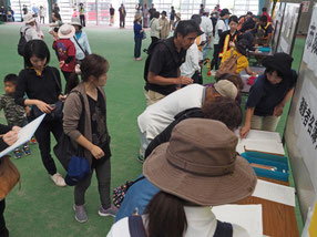 中央運動公園に避難した市民=23日午前、中央運動公園