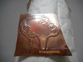 Broche cuivre, gravé d'un visage.