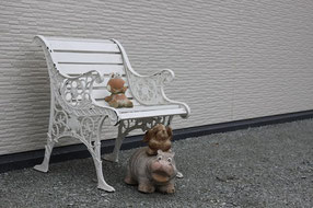 会社屋外のベンチ