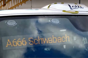 Leuchtschrift mit der Aufschrift "A666 Schwabach"