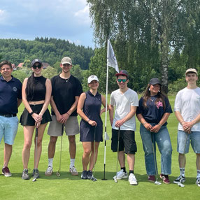 Unsere Studierenden aus dem Studiengang Outdoor- und Tourismusmanagement bei der Vorlesung "Outdoor- und Sport-Tourismus" im Golfclub Owingen.